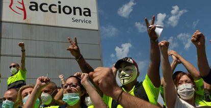 Protesta de los trabajadores de Acciona Facility Services empleados en la planta de la Zona Franca de Barcelona por el anuncio de Nissan de cerrar las plantas catalanas.