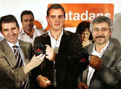 De izquierda a derecha, José Domingo, Albert Rivera y Antonio Robles tras su éxito electoral de 2006.