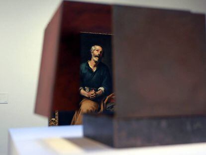 'San Pedro en lágrimas' (1655), de Murillo, visto a través de la obra 'Caja metafísica por conjunción de dos triedros' (1958-1959), de Oteiza, en la exposición 'ABC. El alfabeto del Museo de Bilbao'.