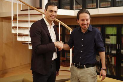 S&aacute;nchez e Iglesias se estrechan la mano este mi&eacute;rcoles.