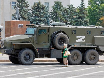 Una mujer se detenía en julio ante un vehículo militar ruso en Jersón.