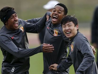 Robinho (en el centro) se divierte en un entrenamiento con sus compa&ntilde;eros del Guangzhou Paulinho y Zheng.
