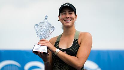 Muguruza posa con el trofeo de campeona, este domingo en Chicago.