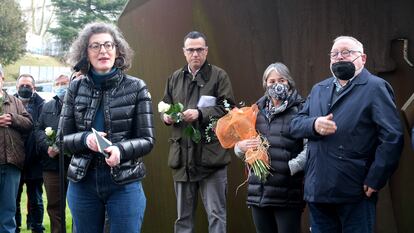 Maite Pagazaurtundua, Ruben Mugica, Estibaliz Garmendi, su viuda, y Fernando Savater en el homenaje a Joseba Pagazaurtundua en Andoain, en febrero de 2022.