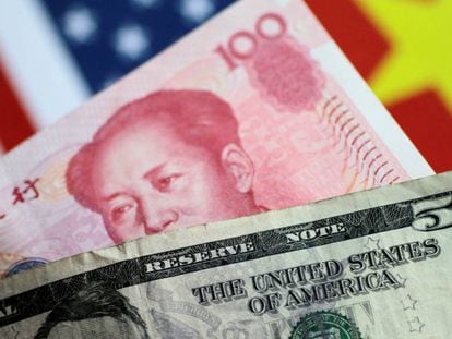 Un billete de yuan y otro de dólar estadounidense.