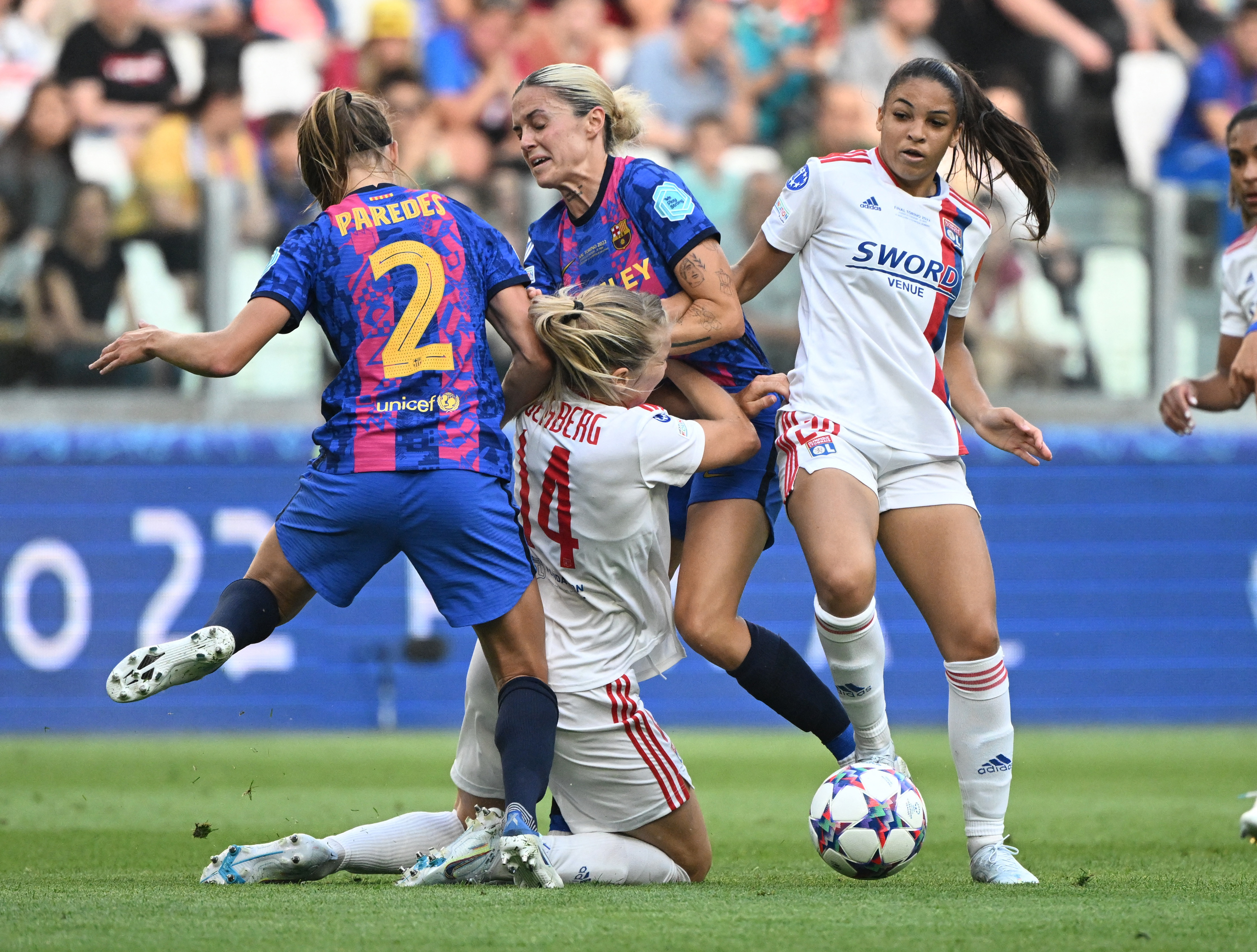 Mapi León e Irene Paredes en una acción con Ada Hegerberg, durante el partido entre el Barcelona y el Lyon, en la final de la Champions Femenina de 2022.