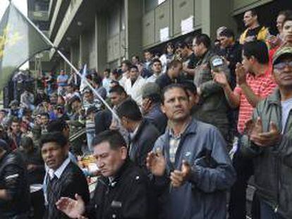 Personal de la Gendarmería continúa las protestas en el edifico Centinela, sede de esa fuerza de seguridad el sábado 6 de octubre de 2012, en el barrio de Retiro, Buenos Aires (Argentina).