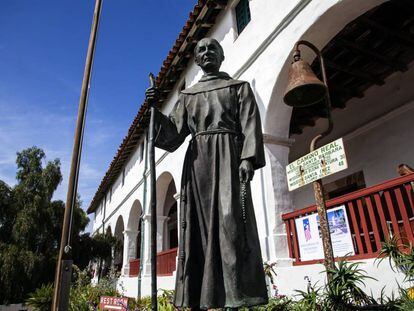 La estatua de San Junípero Serra en la Misión de Santa Bárbara, California.