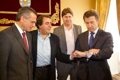 De izquierda a derecha, el director general de Pemex, los alcaldes de A Coru&ntilde;a y Arteixo y Feij&oacute;o.