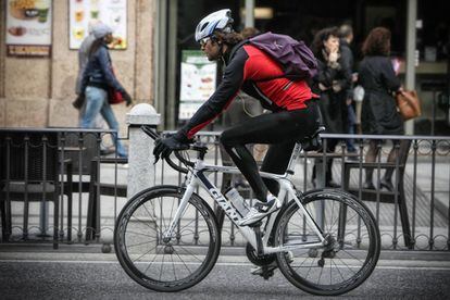 Un ciclista por la zona de Sevilla dirección a la Puerta del Sol con una bicicleta de carretera muy ligera, de carbono de las que se emplean en competición