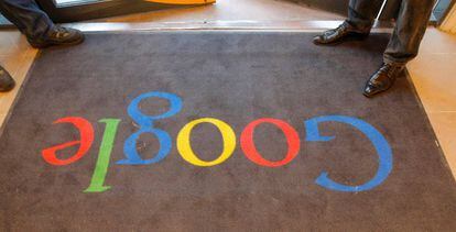Felpudo de Google a la entrada de su sede francesa, en Par&iacute;s.