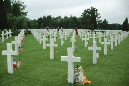 Banderas estadounidenses en el cementerio americano de Normand&iacute;a.
