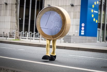 Una persona cruzaba la calle en febrero vestida de la moneda única, cerca de la sede del Bundesbank alemán, en Fráncfort.