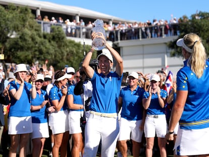 Carlota Ciganda levanta el trofeo de la Solheim junto a sus compañeras de Europa.