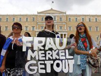 Ciudadanos griegos protestan contras las medidas de ajuste en Atenas. 