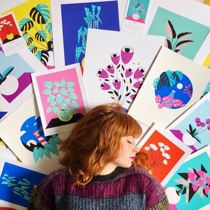 La ilustradora Patricia Martín junto a algunas de sus obras que estarán disponibles en esta edición del Mercado de Diseño. |RAÚL ALLEN.