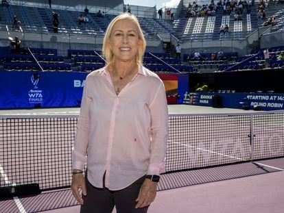 Martina Navratilova posa para EL PAÍS en la pista de Guadalajara (México). / JORGE REYES (AKRON WTA FINALS)