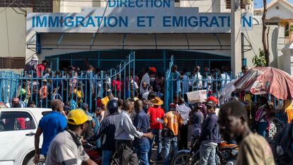Haitianos esperan afuera de la oficina de migración en Puerto Príncipe el 11 de enero de 2023