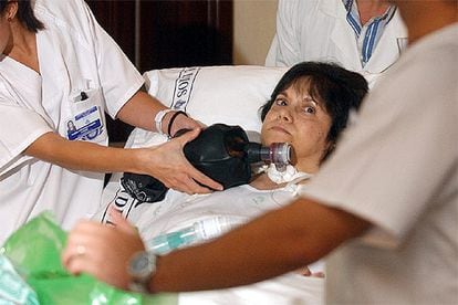 Inmaculada Echevarría, la mujer de 51 años que sufre distrofia muscular progresiva, en su habitación del hospital.