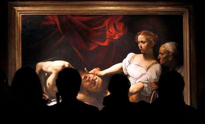 <b>Varios asistentes a la exposición contemplan la obra </b><i>Judith decapitando a Holofernes,</i> <b>presente en la muestra en el Quirinal romano.