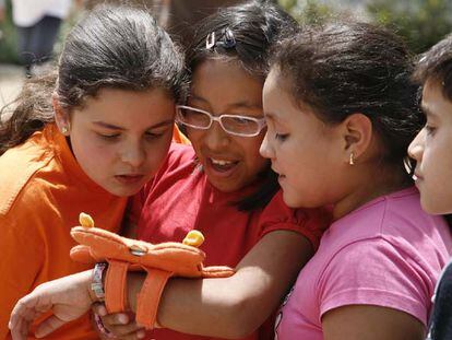 Alumnos de Primaria del colegio San Eugenio y San Isidro de Madrid prueban las nuevas diversiones del parque público.