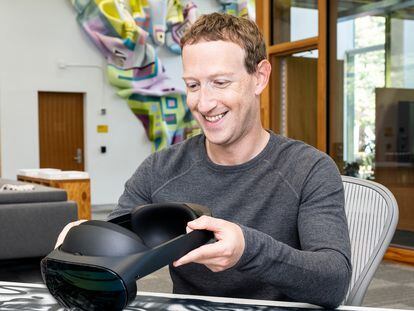 Mark Zuckerberg con las nuevas gafas Meta Quest Pro. Cogido de su página de Facebook.