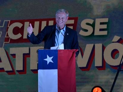 El candidato de la extrema derecha chilena, José Antonio Kast, en un acto tras ganar en la primera vuelta electoral del pasado 21 de noviembre, en Santiago.