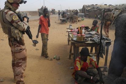 Un militar francés de la operación Barkhane habla con un tendero en la localidad de Gossi, en el centro de Mali, en marzo de 2019.