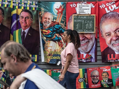 Puesto callejero de toallas en Río de Janeiro con imágenes de Bolsonaro y Lula da Silva.