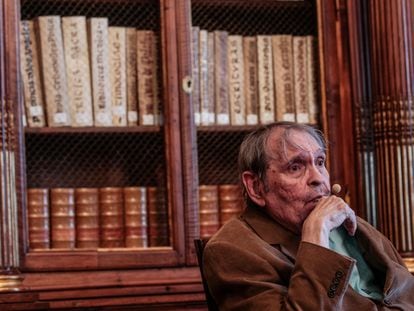 El escritor venezolano Rafael Cadenas, Premio Cervantes 2022, en la Biblioteca Nacional, este jueves.