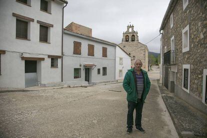 El alcalde de Valtablado del Río (Guadalajara), Mariano Alfaro, único habitante estable de su pueblo junto a su esposa.