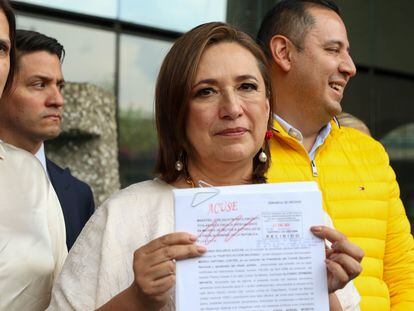 Xóchitl Gálvez muestra la denuncia que interpuso este lunes en contra de Claudia Sheinbaum, en la la Fiscalía Especializada en materia de Delitos Electorales, en Ciudad de México.