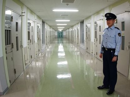 Un agente de seguridad posa en el pasillo de una presión en Tokio, en una imagen de archivo.
