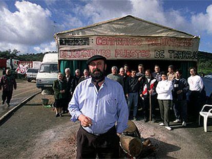 El alcalde de Peñarroya-Pueblonuevo, Rafael Muñoz, en el corte de la carretera.