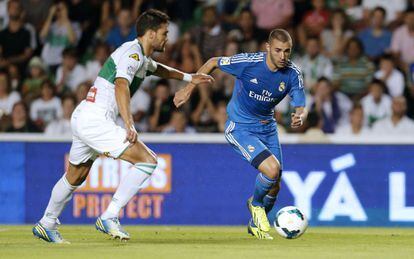 Botia disputa el balón con Benzema.