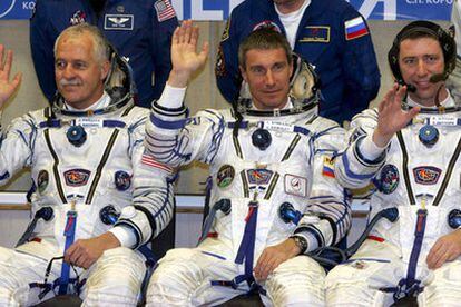 Krikaliov integró, con Shepherd y Guidzenko, la primera tripulación que viajó a la ISS, en octubre de 2000.