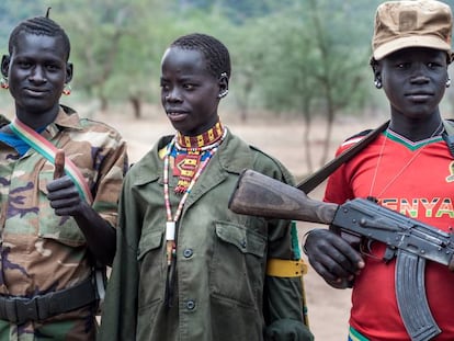 Así luce la realidad en la región sursudanesa de Ecuatoria del Este, en la frontera con Uganda, donde los jóvenes patrullan armados para proteger su ganado.