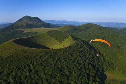 Hay tres opciones para descender del Puy de Dôme: a pie por el Chemin des Muletiers, que sigue el trazado del antiguo camino romano; a bordo del nuevo tren de cremallera Panoramique des Dômes o volando en parapente. Operadores como Aero Parapente ofrecen vuelos panorámicos.