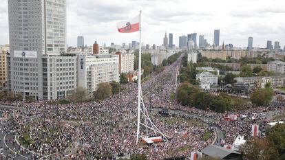 Miles de personas asisten a la "Marcha de un millón de corazones" este domingo en Varsovia (Polonia).