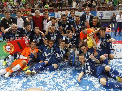 Los jugadores del Movistar Inter posan con el trofeo.