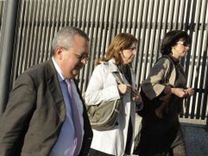 La juez Nieves Molina, en el centro, junto al fiscal anticorrupci&oacute;n.