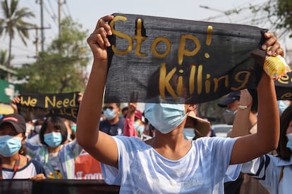 Manifestantes sostienen pancartas durante una protesta contra el golpe militar en Mandalay, Myanmar, el pasado 11 de abril.