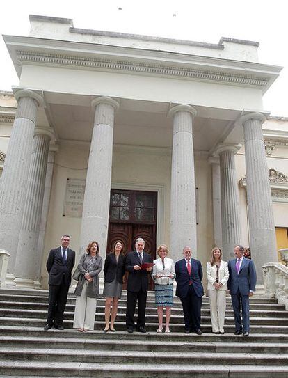 La presidenta de la Comunidad y el presidente de la Universidad de Nueva York frente al palacio del Marqués de Salamanca (Carabanchel).