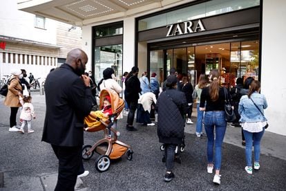 Decenas de clientes entran en una tienda de Zara en Nantes (Francia), el pasado 19 de mayo.