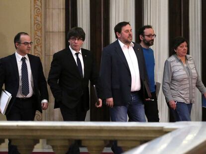 Diputats de JxSi i la CUP sortint de la reunió.