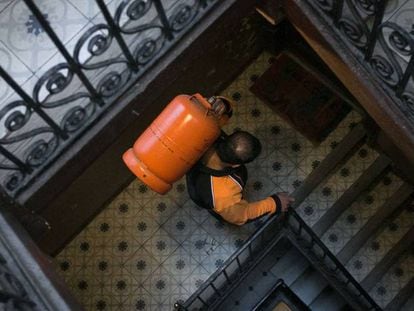 Un repartidor de bombonas de butano, en Barcelona.