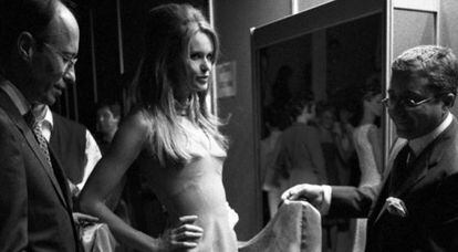 1995, los sevillanos Victorio y Lucchino preparan a la supermodelo Elle Macpherson antes de desfilar en Cibeles.