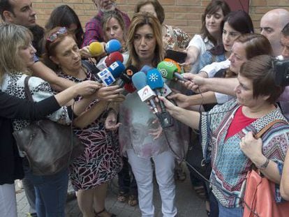 Susana Díaz atiende a los periodistas tras la votación.