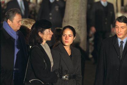 Anne Pingeot y su hija Mazarine —amante e hija secreta del presidente Mitterrand— en su funeral, en 1996.