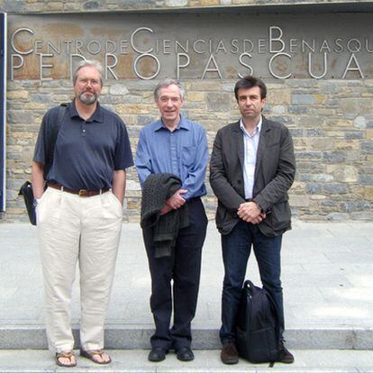 David Williams, Chris Dainty y Pablo Artal (de izquierda a derecha), en el Centro de Ciencias Pedro Pascual, en Benasque.